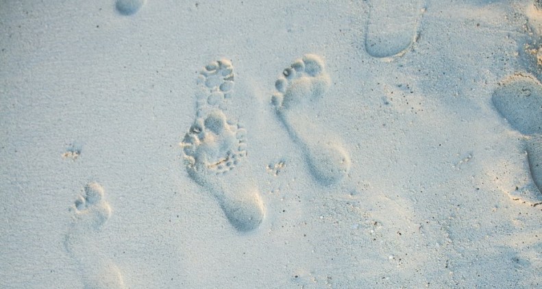 beach-sand-footprints_925x.jpg